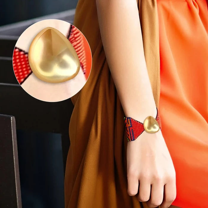 Ani Accessories Golden Tear Metal Buckle in the model hand hand bracelet