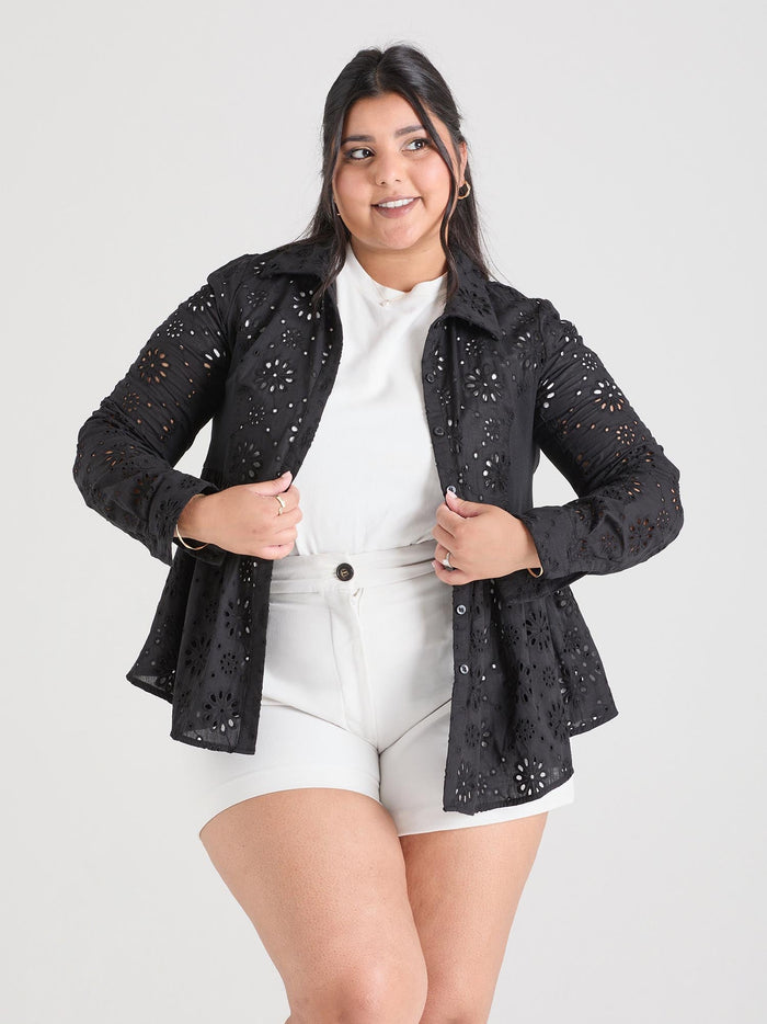 Simran, 5ft 4in / 163cm - Size D2