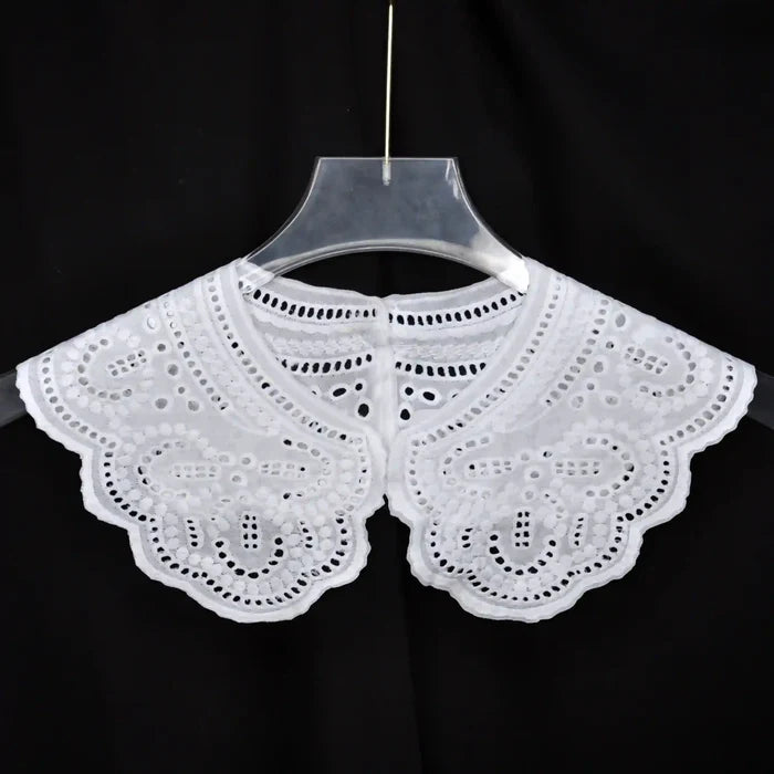 Decorative Floral Guipure Peter Pan collar designed in airy lace with floral patterns and neat trim