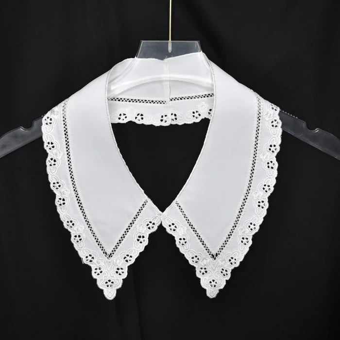 Chic Pilgrim Flower Peter Pan collar adorned with detailed flowers and elegant neckline shaping