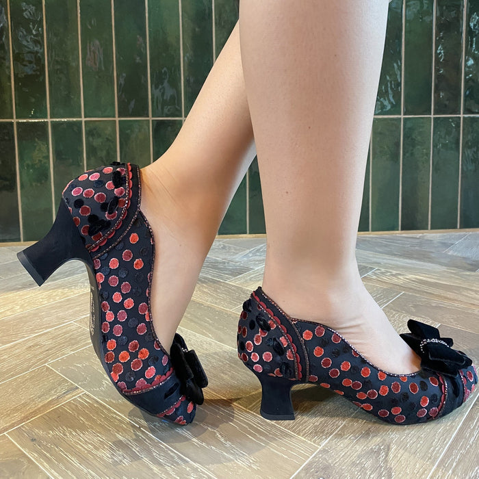 Rhea (Red Noir)