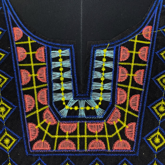 Round shape embroidery neckline