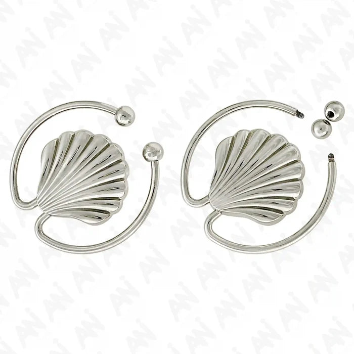 Ani Accessories Scalloped Shell Metal Buckle open and close buckle in white background.