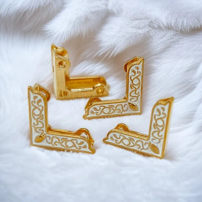 White and Gold Filigree Collar Tip